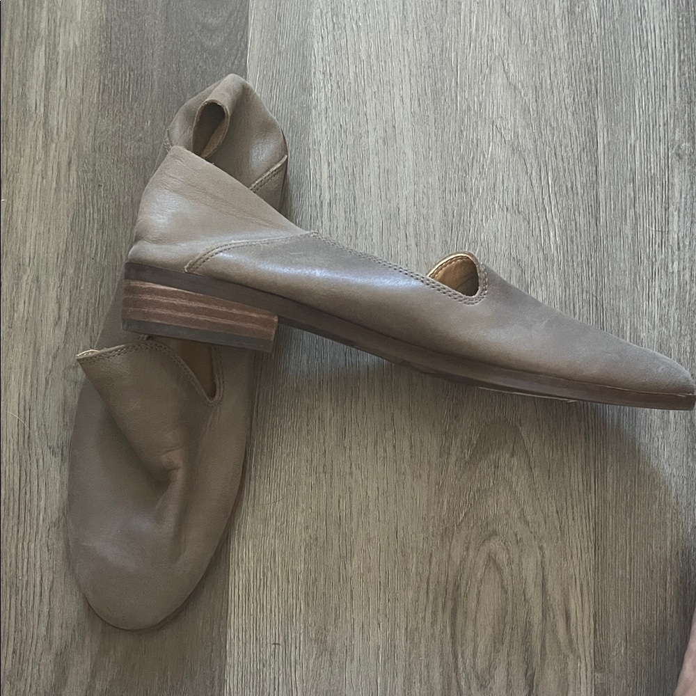 Lucky Brand Taupe Leather Flats loafers size 8